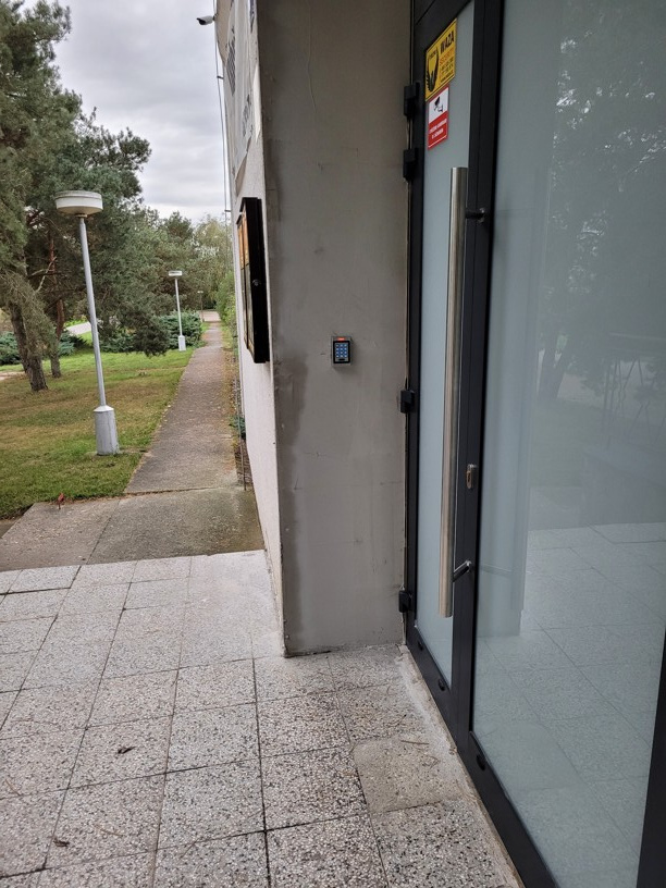 Robustní přístupová PIN klávesnice s mechanickými tlačítky pro bezklíčový vstup hostů do ubytovny.