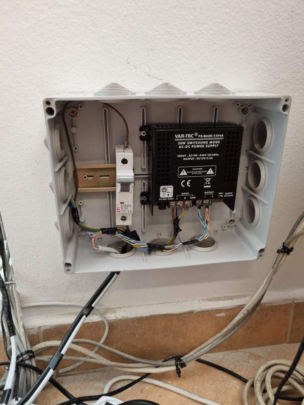 Instalace záložního zdroje napájení (UPS), který garantuje nepřetržitý chod přístupového systému a otevírání dveří i při výpadku elektrického proudu.