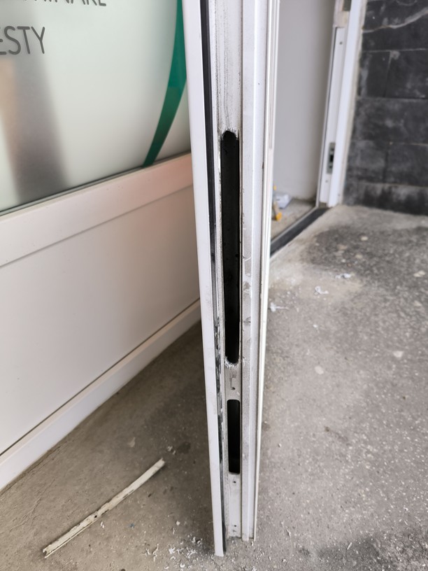 Příprava profilu plastových dveří a frézování kapsy pro nový vícebodový motorický zámek.