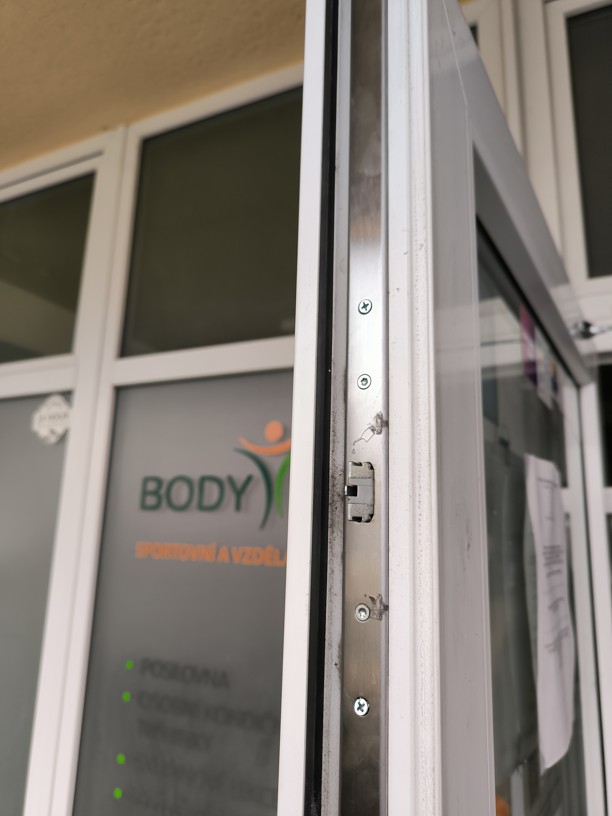 Zamykací střelka nainstalovaný panikový samozamykací vícebodový zámek GU Secury v hraně dveří.