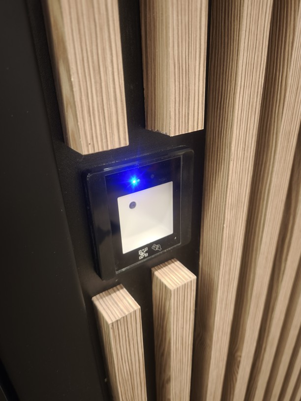 Detail QR čtečky pro platicí hosty restaurace instalována před dveře na WC, velmi moderní vzhled