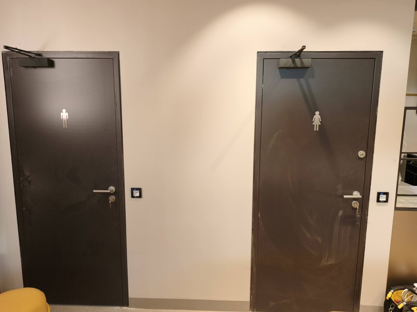 Dveře wc otevírané qr kódem na účtence