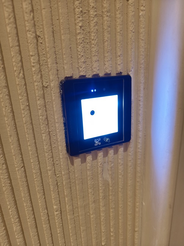 detail modře podsvícené qr čtečky rpo otevírání wc. Instalována na umělecky štukované zdi