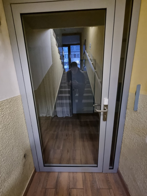 Hliníkové dveře osazené bezdrátovým přístupovým systémem