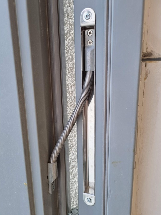Rozpojitelná kabelová průchodka AssaAbloy