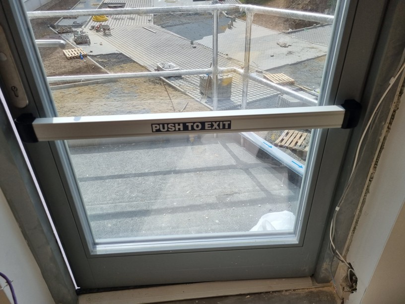 Dotyková hrazda Abloy Securitron