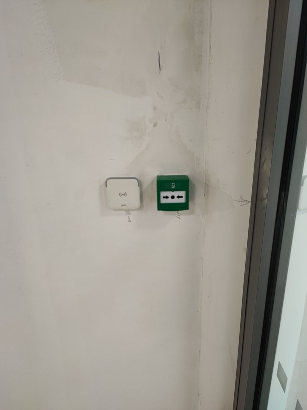 Nástěnná čtečka salto s únikovým tlačítkem