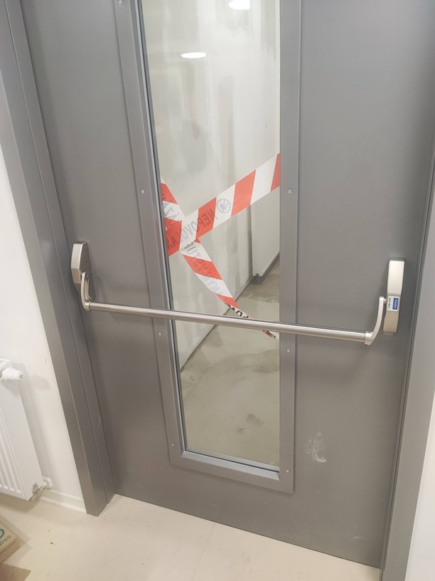 Mechanická kyvná hrazda AssaAbloy v kombinaci se samozamykacím zámkem