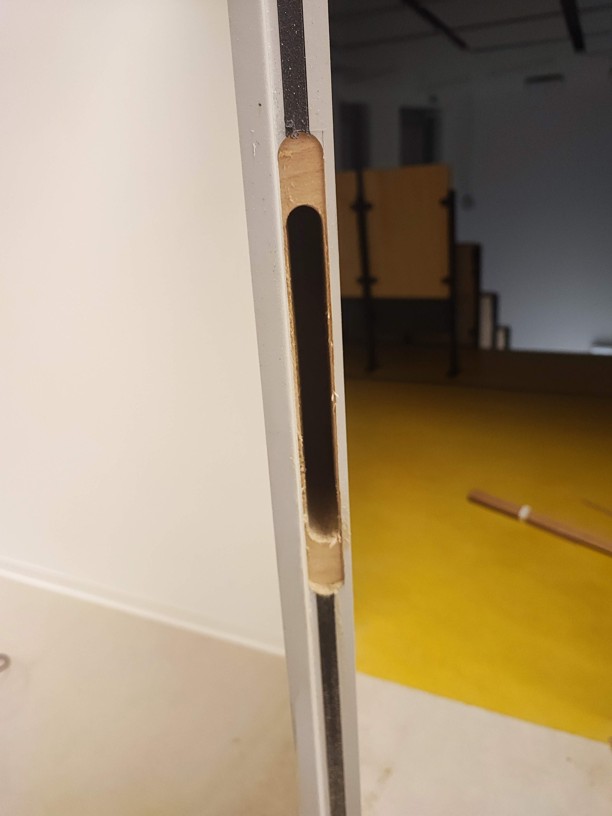 Dlab pro panikový zámek aktivního křídla