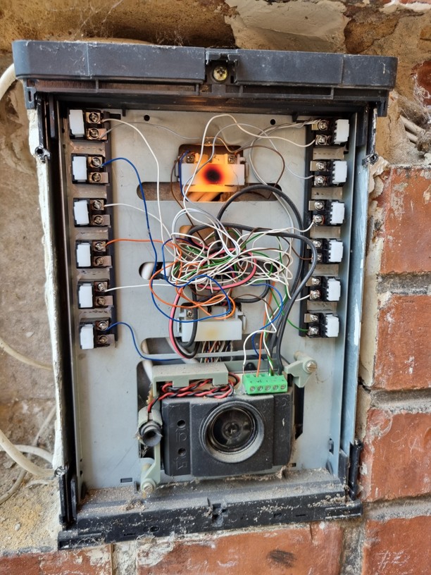 Starý systém domovního telefonu