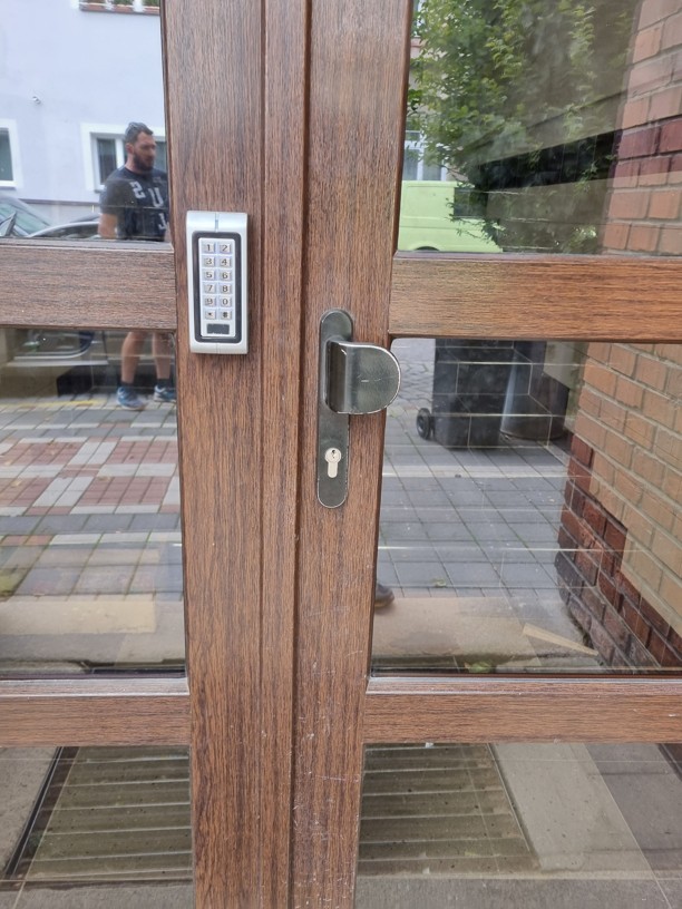 Čtečku je vhodné instalovat blízko u kliky