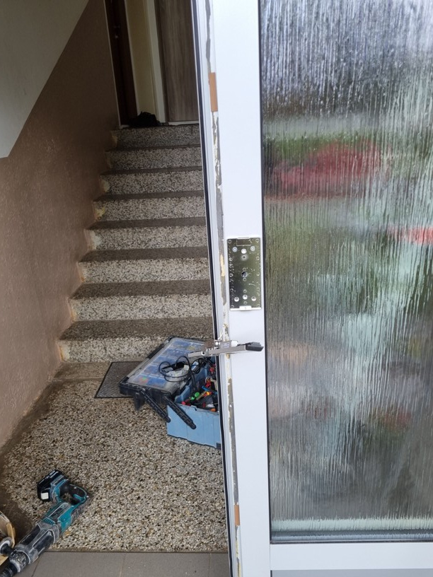 Montáž čtečky čipů na dveřní křídlo