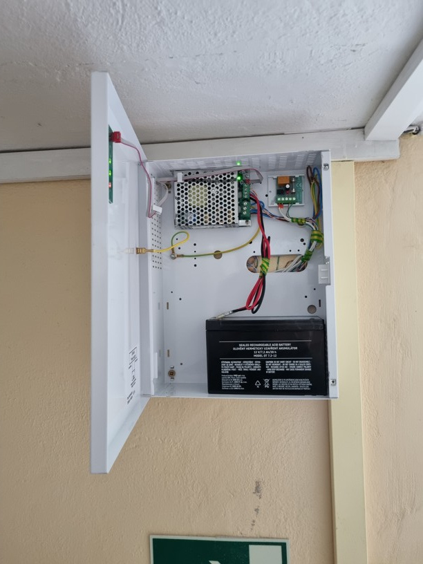 Záložní zdroj s baterií pro přístupový systém