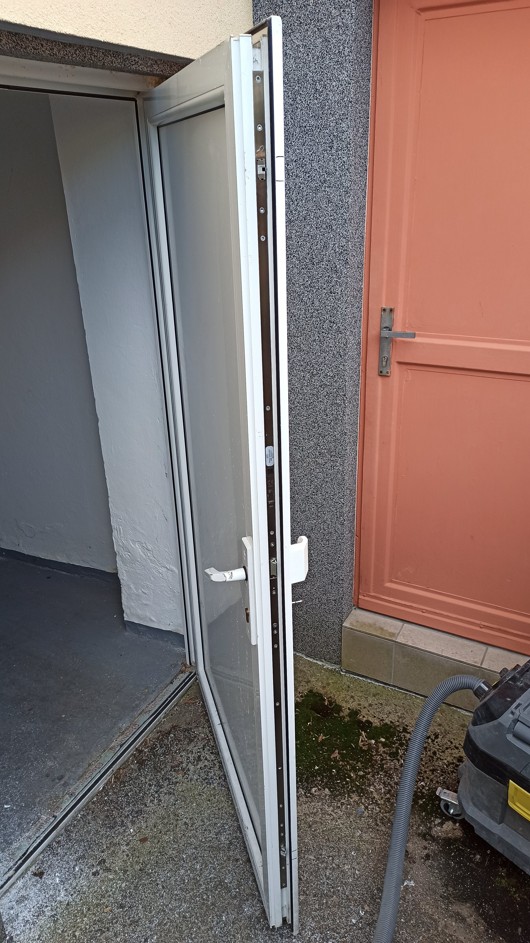 Dveře se samozamykacím zámkem