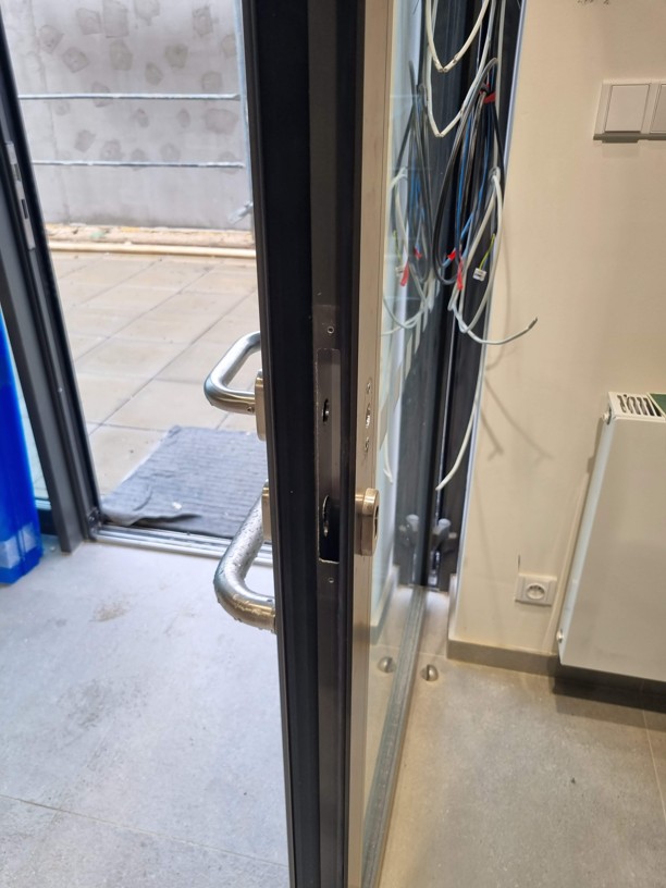 Automatizace hliníkových dveří