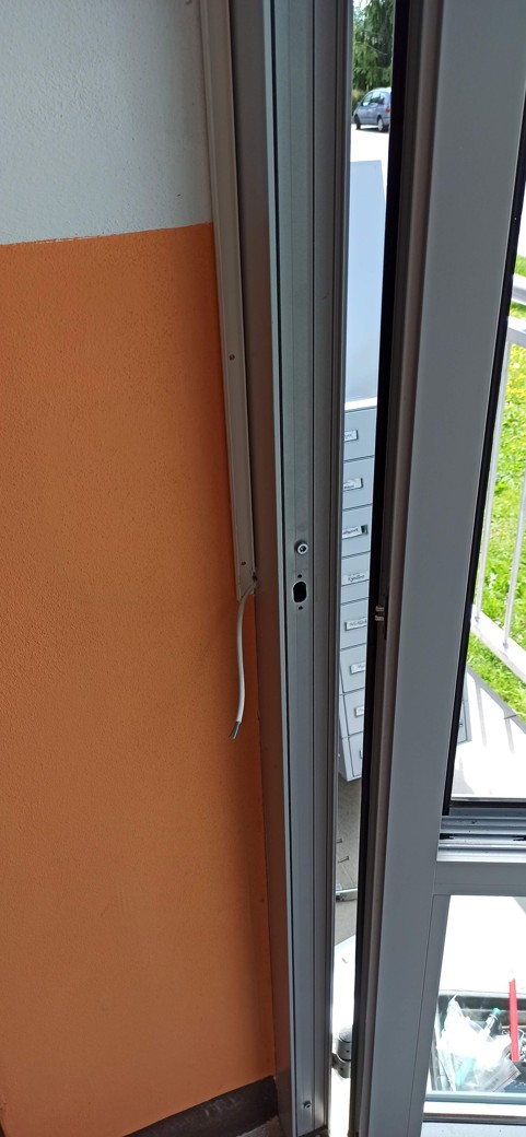 Příprava pro kabelový prostup dveřním křídlem