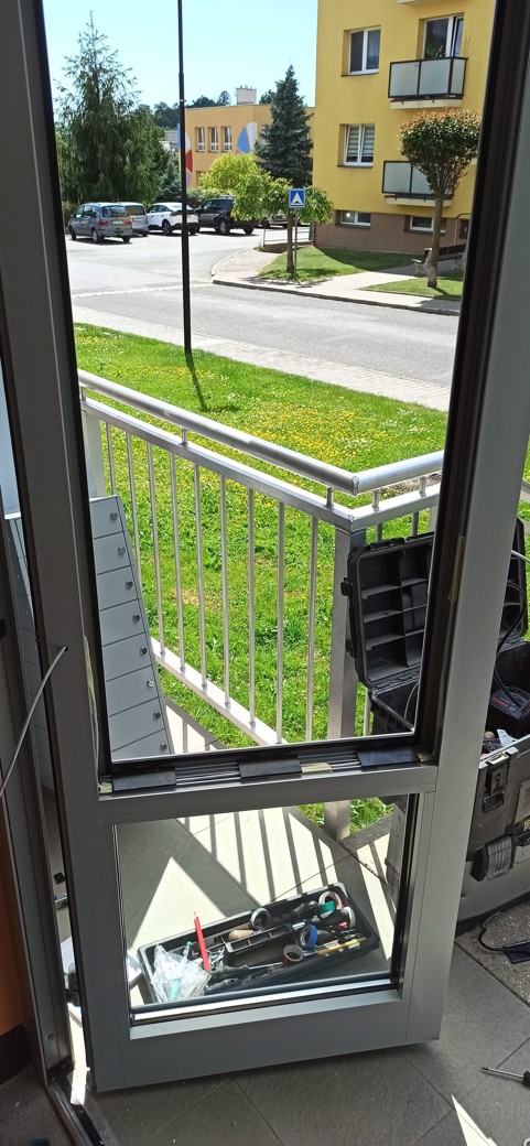 Rozesklení dveřního křídla pro tažení kabelu