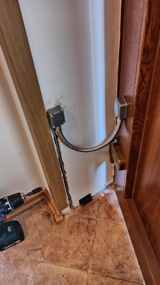 Vyvedení kabelu ze dveří Vyvedení kabelu ze dveří