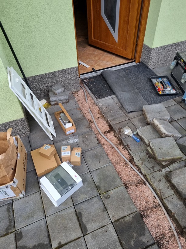 Tažení kabelu pod dlažbou Tažení kabelu pod dlažbou