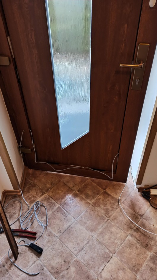 Tažení kabelu vnitřkem dveří Tažení kabelu vnitřkem dveří