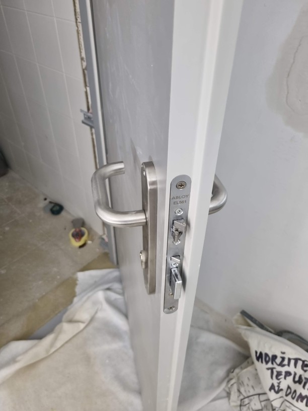 Dveře s kováním a samozamykacím zámkem Dveře s kováním a samozamykacím zámkem