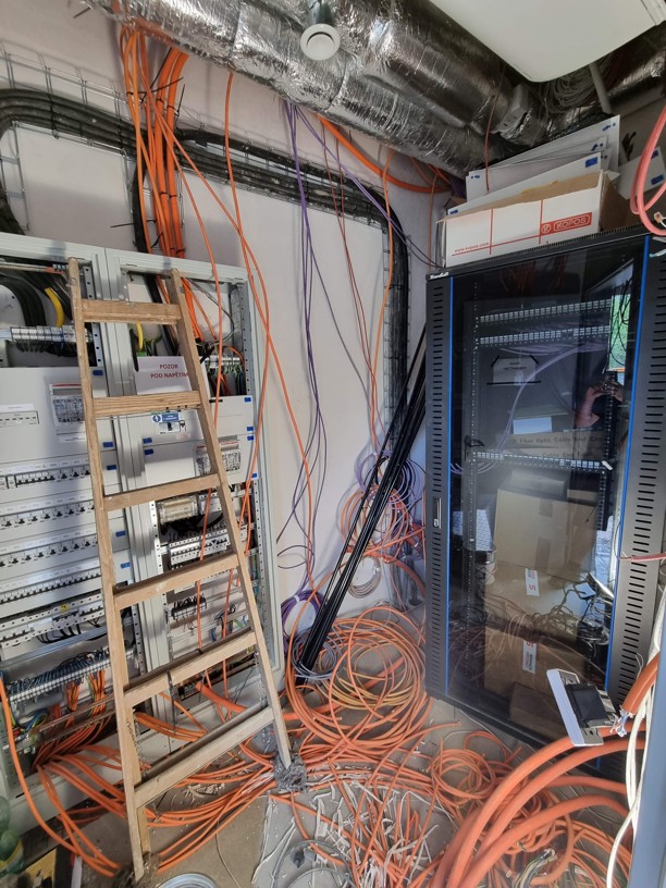 Datový rozvaděč u přístupového systému Datový rozvaděč u přístupového systému