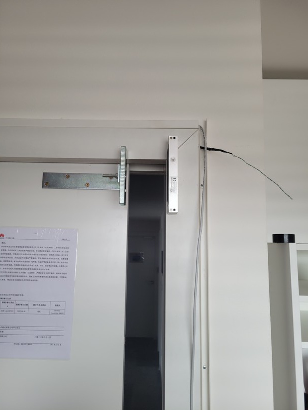 Zakázková ocelová konzole pro uchycení elektromagnetu na posuvných dveřích do pouzdra.