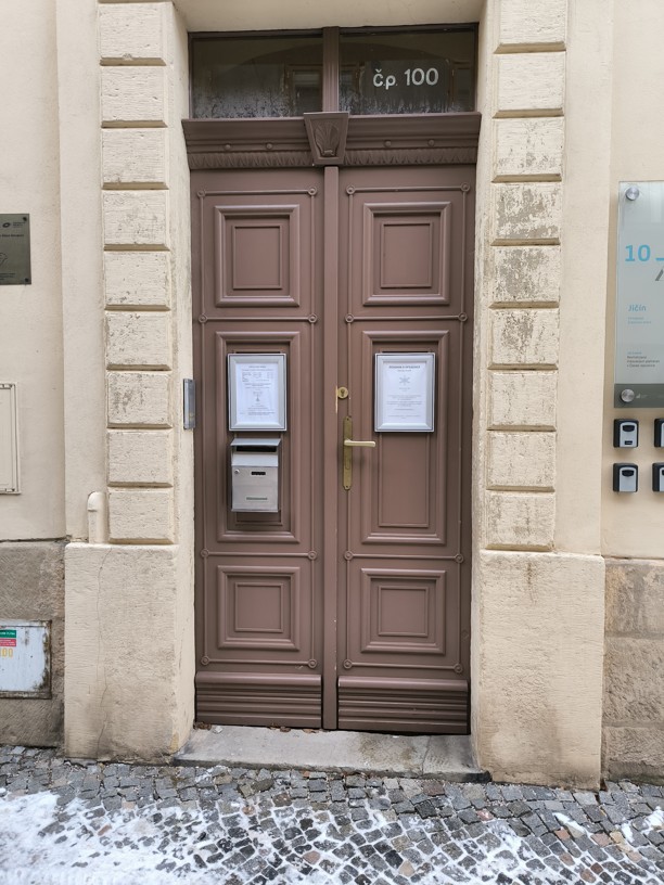 historicke-dvoukridle-dvere-pamatka.jpg Celkový pohled na památkově chráněné historické dvoukřídlé dveře a fasádu objektu v Jičíně.