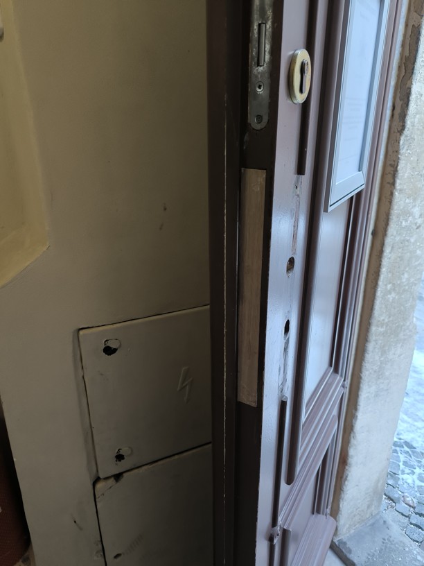 vydreveni-dverni-kapsy-priprava.jpg Pečlivé vyplnění starého otvoru dřevem (vydřevení) pro obnovení pevnosti masivu dveří.