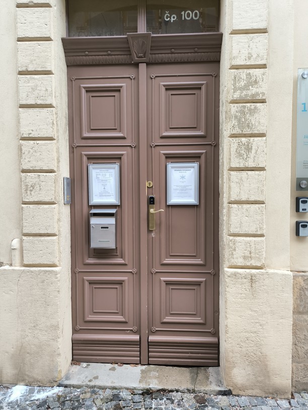 finalni-vzhled-historicke-dvere-salto.jpg Celkový pohled na památkově chráněné dveře muzea po úspěšné instalaci přístupového systému Salto.