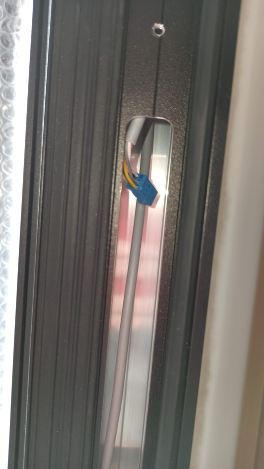 Kabel pro motor elegantně ukrytý v dlabu
