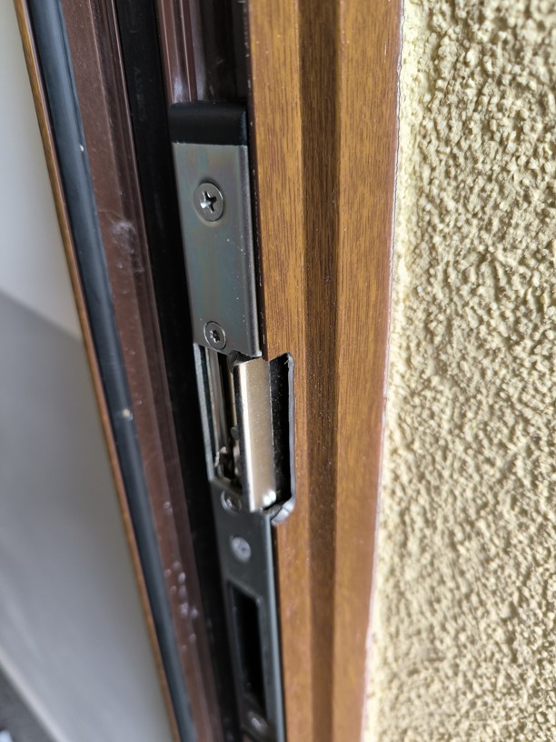 elektricky-otevirac-zamek-v-profilu-dveri.jpg Detailní pohled na precizně nainstalovaný a seřízený elektrický otevírač (zámek) pro plynulý chod vchodových dveří v SVJ.