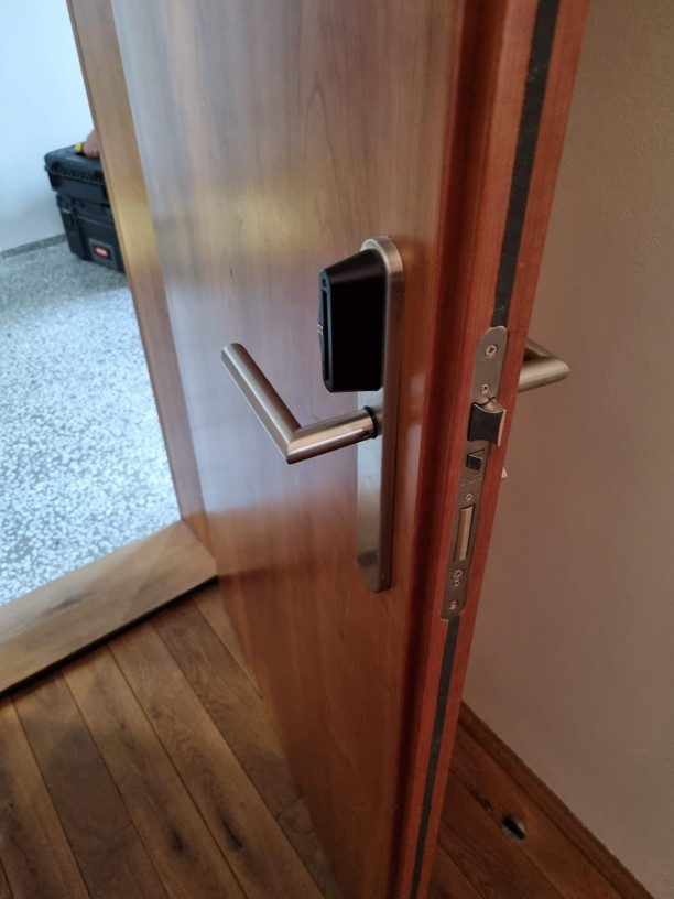 Kování Salto XS4 a samozamyakcí zámek
