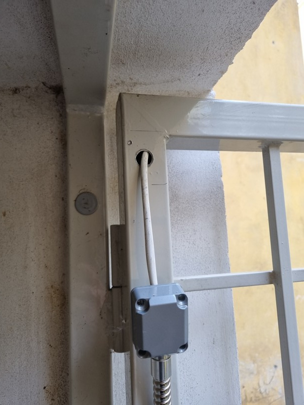 Ochrana kabelu ve dveřích