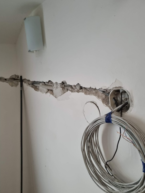 Tažení kabelu pod omítkou