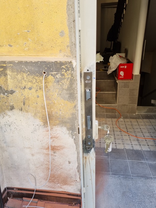 Předlabání v ocelových dveřích