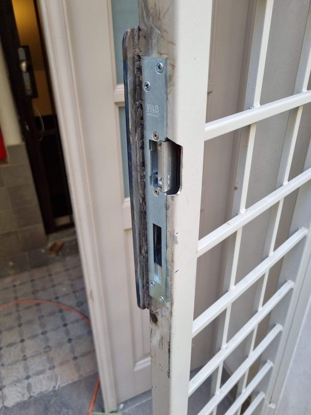 Eletkrický otevírač v ocelových dveřích