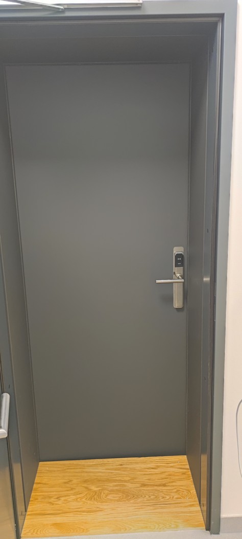 Elektronické chytré kování Salto KS instalované na protihlukových dveřích produkčního studia.