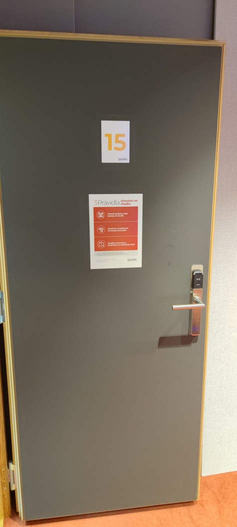 Elektronické chytré kování Salto KS instalované na protihlukových dveřích produkčního studia.