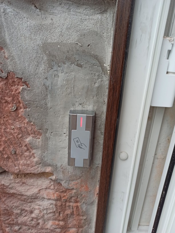 Nová přístupová čtečka systému AL2S nainstalovaná u vstupu do bytového domu