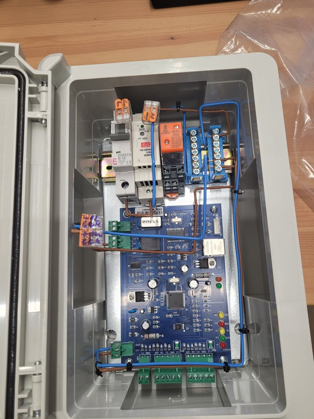 Centrální modul a elektroinstalace přístupového systému pro sportovní kluby s možností správy v PC.
