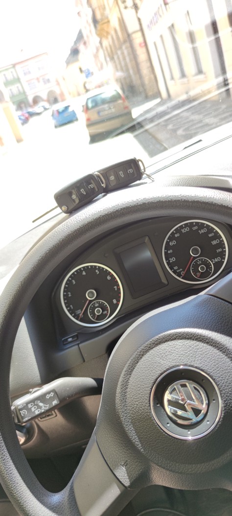 Nově vyrobený vystřelovací klíč pro VW Tiguan položené na palubní desce vozu po úspěšném spárování.