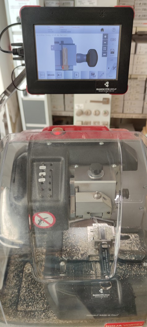 Přesné frézování planžety nového autoklíče VW na elektronickém řezacím stroji Bianchi Ninja Vortex.
