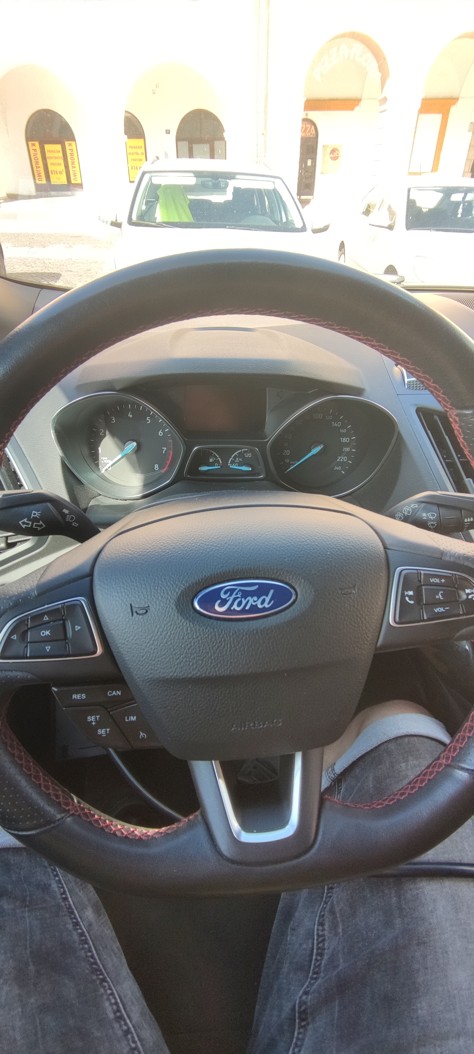 ford-kuga-2019-interier-volant.jpg Pohled z místa řidiče na volant a palubní desku vozu Ford Kuga ročník 2019 před programováním nového klíče.