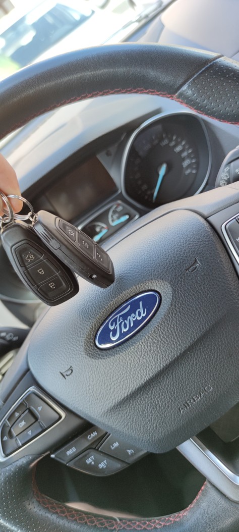 puvodni-a-novy-smart-key-ford-kuga.jpg Srovnání původního a nově naprogramovaného bezkontaktního chytrého klíče položených na volantu vozu Ford.