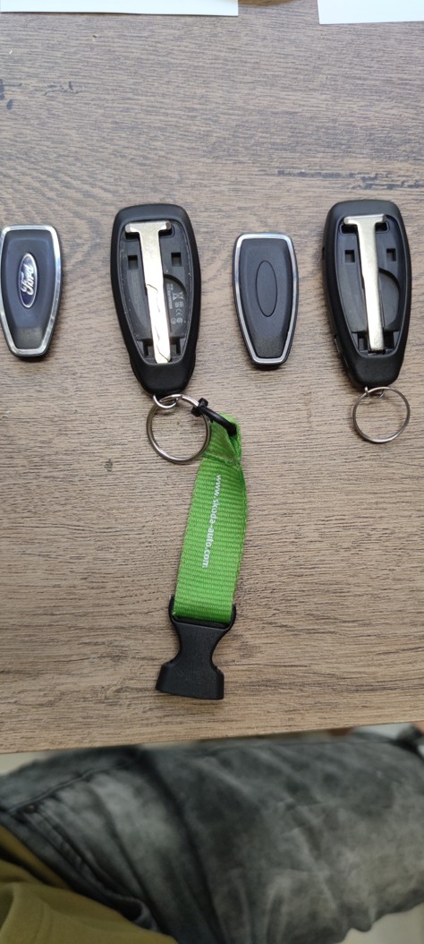 rozlozeny-bezkontaktni-klic-ford-nouzova-planzeta.jpg Rozložené chytré klíče Ford, ukazující uložení skryté nouzové kovové planžety uvnitř plastového obalu.