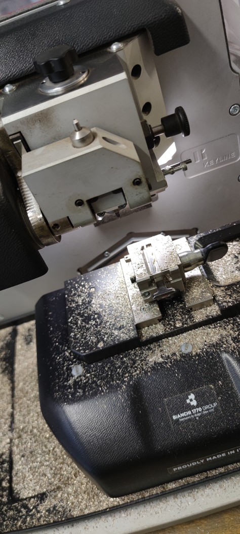 frezovani-nouzove-planzety-klice-bianchi.jpg CNC frézování nouzové skryté planžety pro bezkontaktní klíč Ford na elektronickém stroji Bianchi Ninja Vortex.