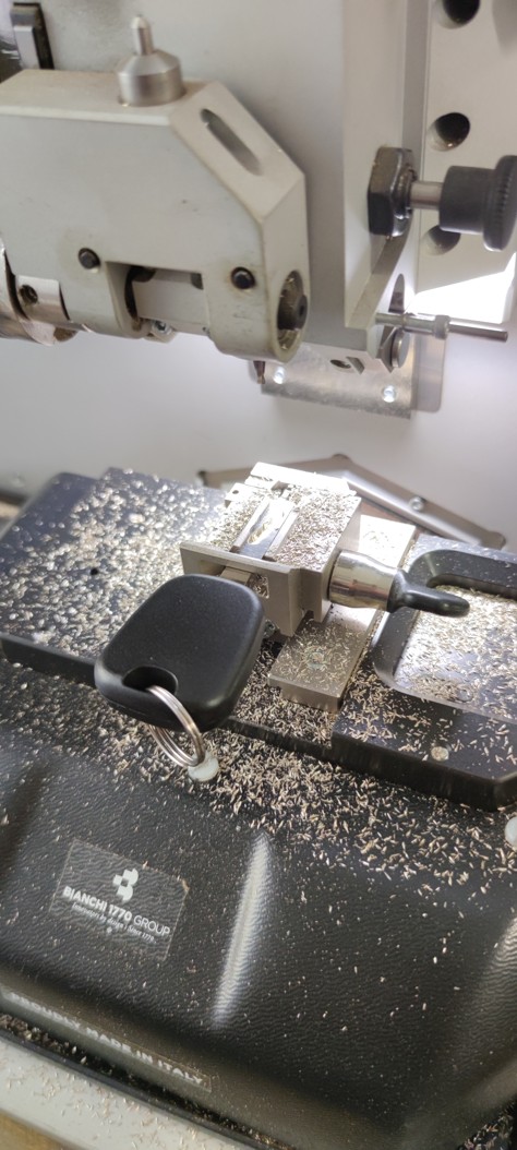 Přesné frézování nové čepele autoklíče Citroen na profesionálním stroji Bianchi v našem středisku v Jičíně.