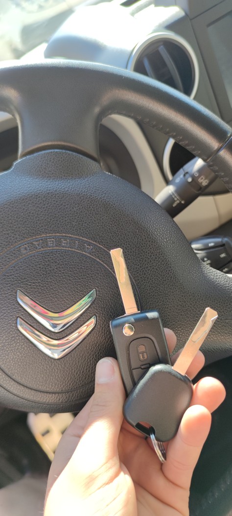 Nově vyrobený a naprogramovaný autoklíč s čipem pro vůz Citroen Berlingo přímo v interiéru vozidla.