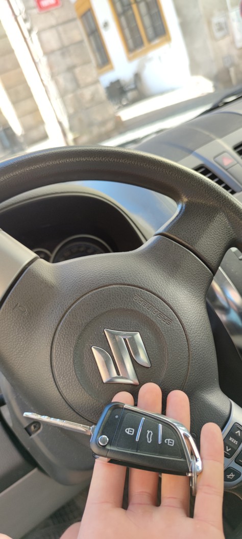 Úspěšné otestování nově naprogramovaného a vyfrézovaného autoklíče přímo v zapalování vozu Suzuki SX4.